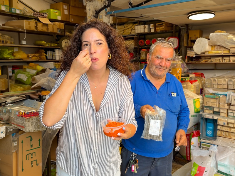 הגר טועמת בחנות של אדגר בשוק העירוני | צילום: הגר גבאי