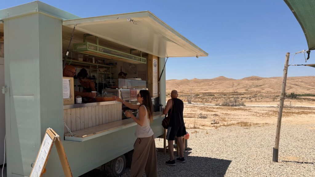 עגלת קפה בדרך לאילת | צילום: הגר גבאי